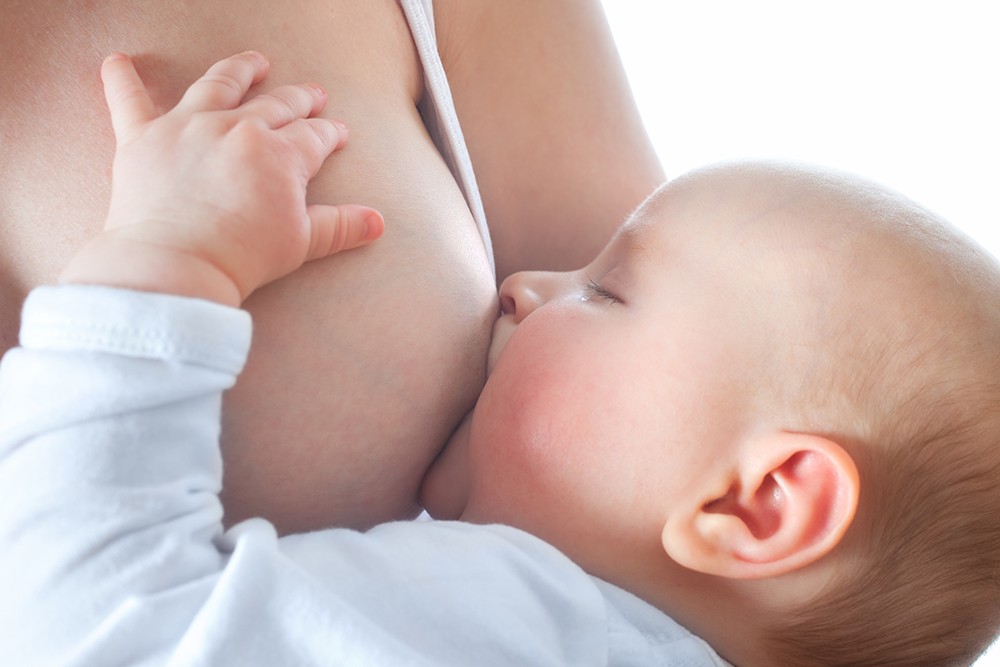 Stillen bringt sowohl für das Baby als auch für die Mutter Vorteile mit sich.