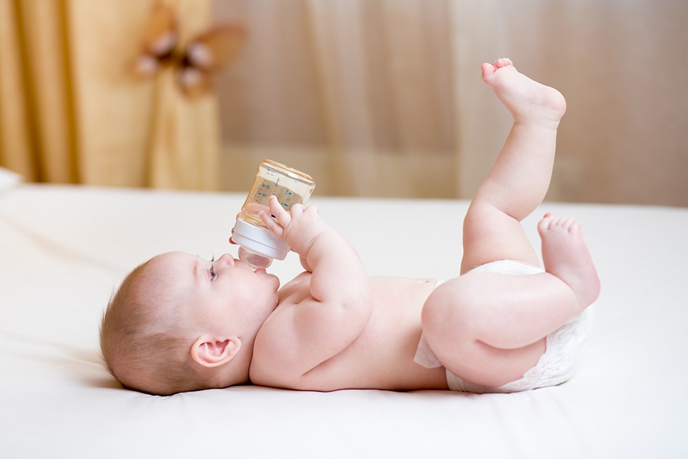 Wasser und ungesüßte Tees sind geeignet, um den Durst des Babys zu löschen.