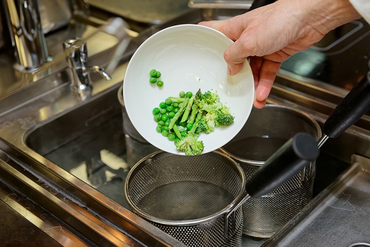 Beim Blanchieren wird Gemüse oder Obst kurz aufgekocht und danach mit kaltem Wasser abgeschreckt.