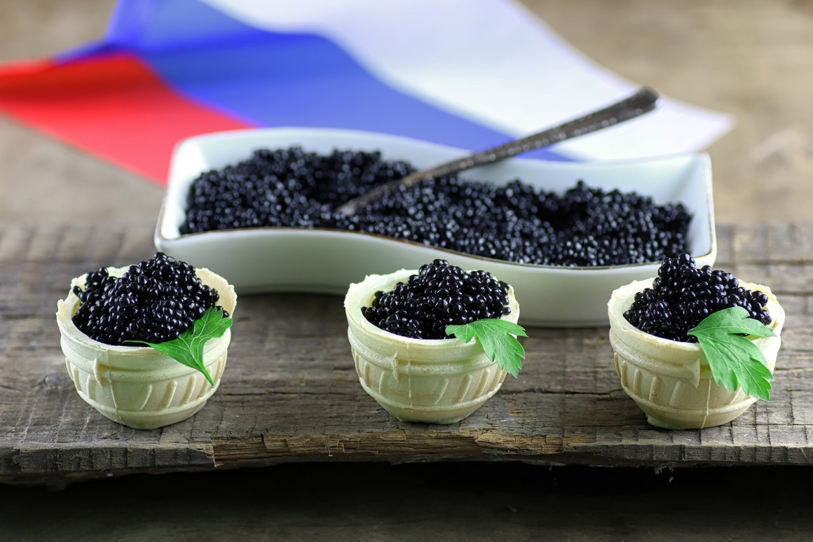 Schwarzer Kaviar ist eine Delikatesse aus Russland.