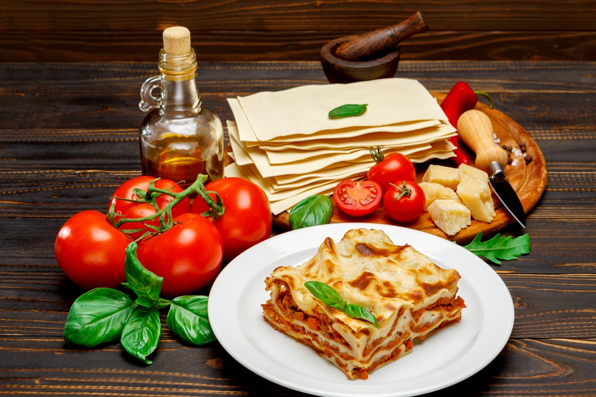 Lasagne stammt ursprünglich aus Italien und ist bei uns Deutschen sehr beliebt.