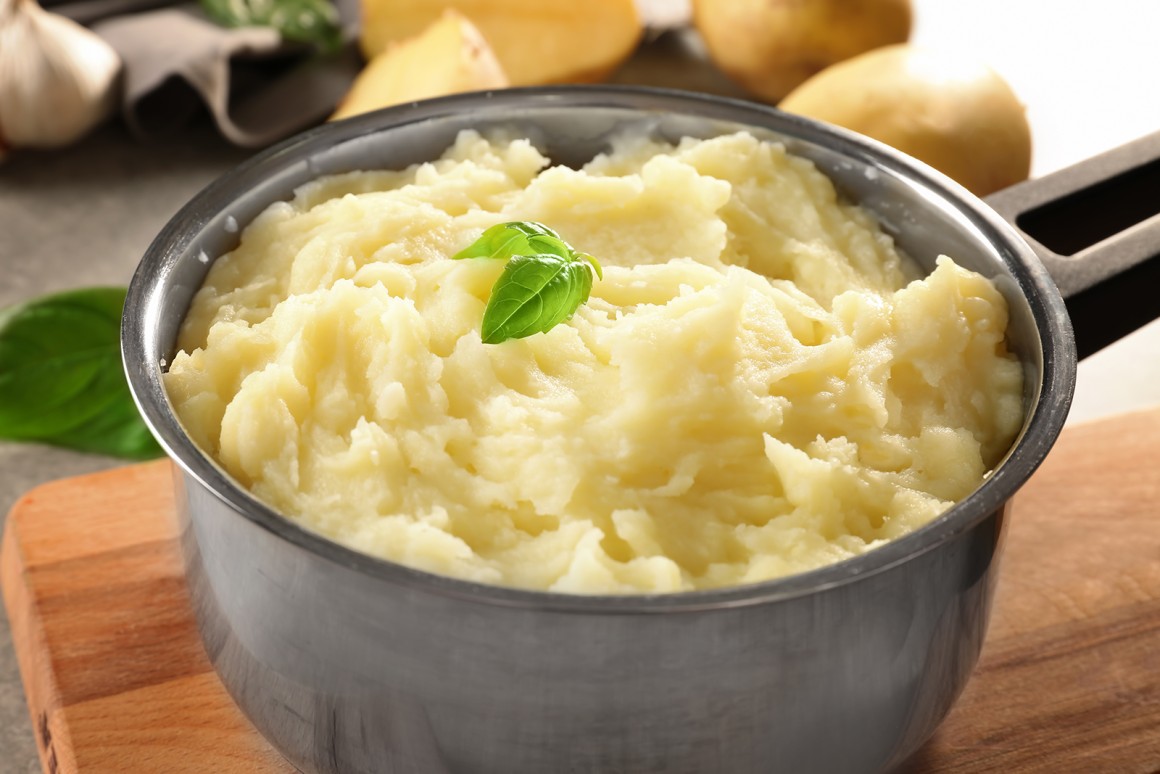 Kartoffelbrei ist ein beliebter Klassiker, der zu vielen Gerichten serviert werden kann.