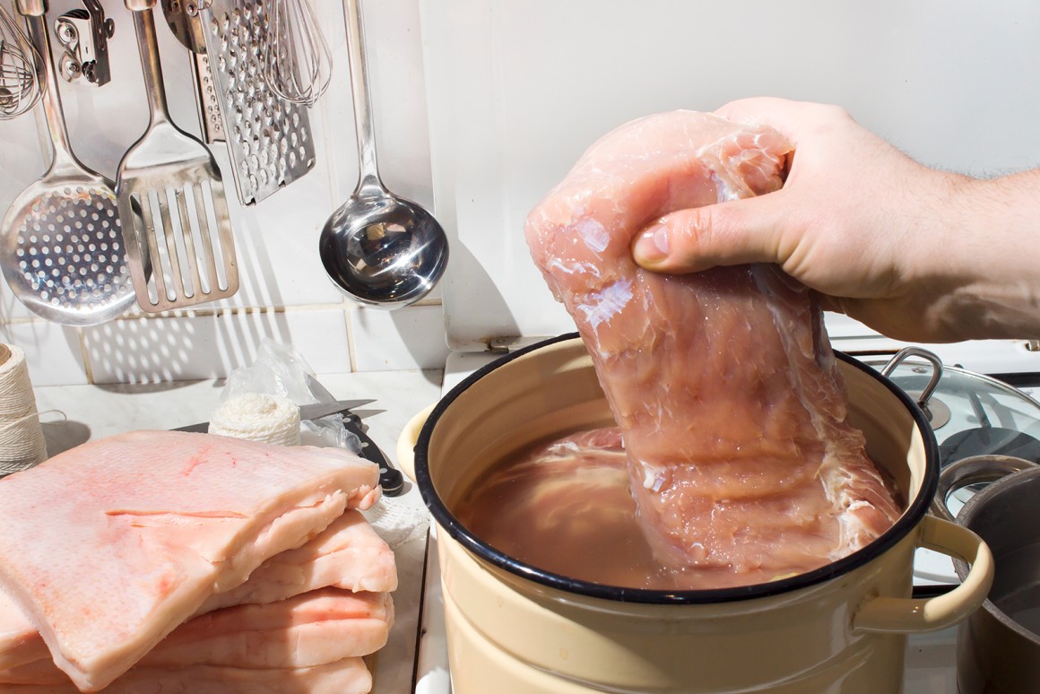 Beim Nasspökeln wird das Fleisch in einer Salzlake eingelegt.