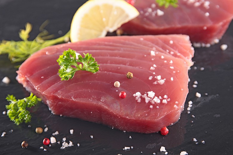 Thunfisch hat ein dunkles, festes Fleisch und schmeckt sehr aromatisch.