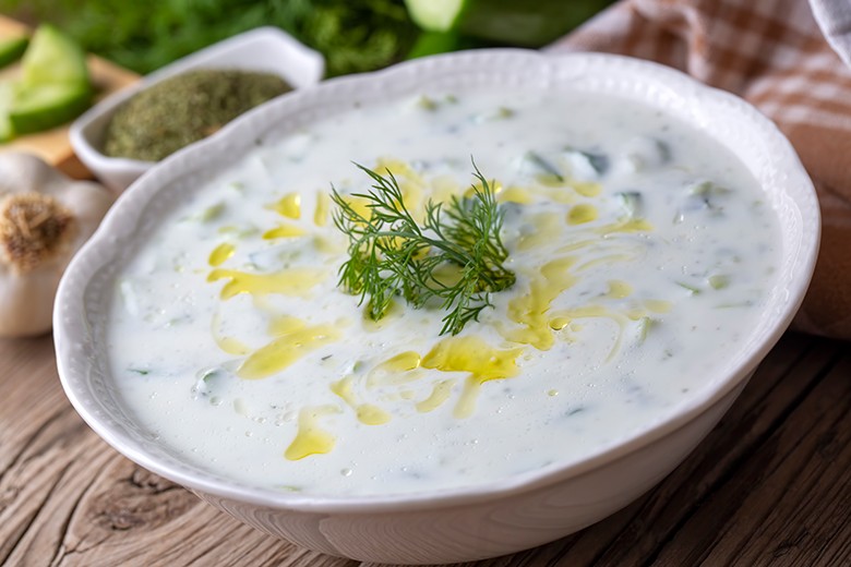 Griechischer Joghurt, Olivenöl, Gurken sowie Knoblauch sind die Grundzutaten von Tsatsiki.