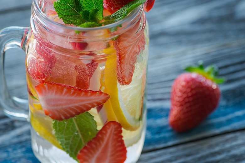 Infused Water mit Erdbeere, Minze und Zitrone