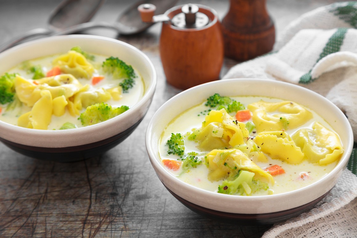 Tortellini-Suppe mit Brokkoli und Möhren