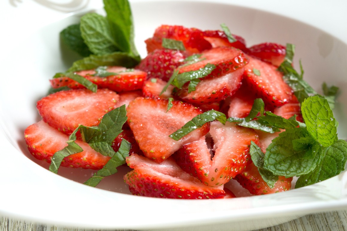 Erdbeersalat mit Minze - Rezept | GuteKueche.de