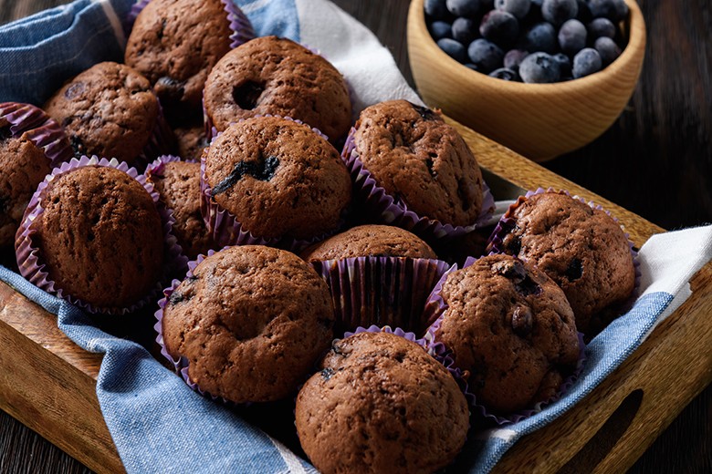 Muffins mit Blaubeeren und Kakao