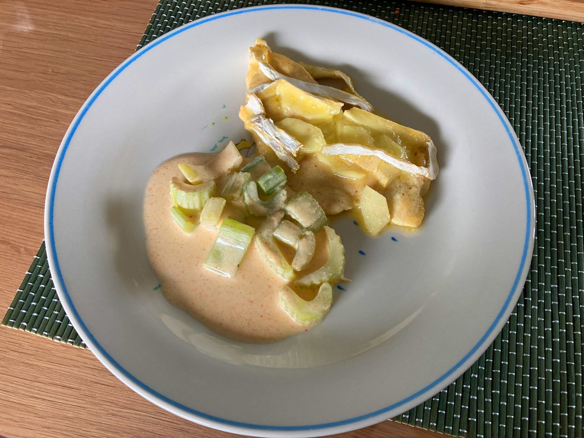 Putenschnitzel mit Apfel und Camembert überbacken