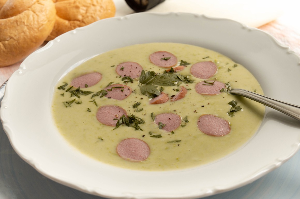Suppe aus gelben Erbsen mit Wiener Würstchen - Rezept | GuteKueche.de