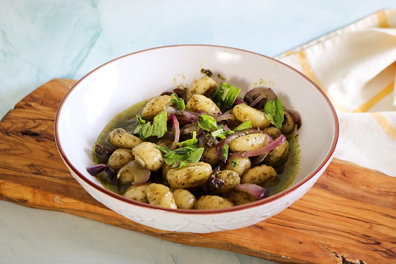 Bratpfannengnocchi mit Oliven und Pesto