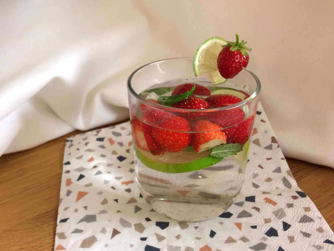 Erdbeer-Wasser mit Minze