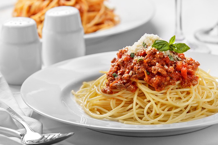 Spaghetti mit Fleischsauce, Parmesan und Basilikum