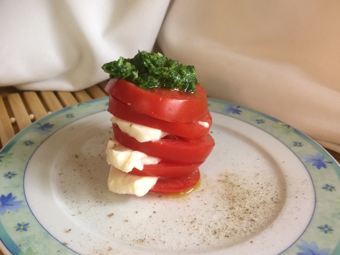 Tomate-Mozzarella mit Pesto