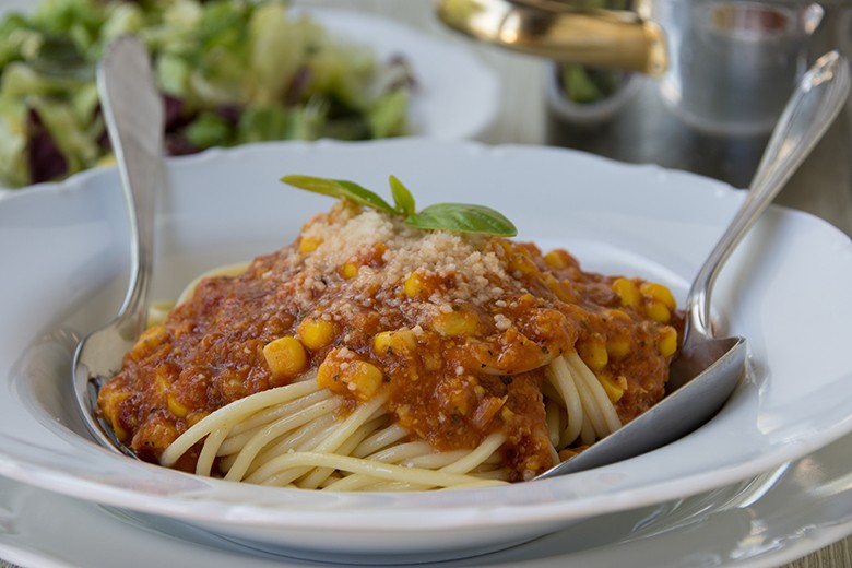 Spaghetti mit Tomaten-Mais-Sauce