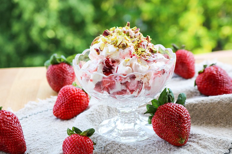 Frozen Joghurt mit Erdbeeren und Pistazien