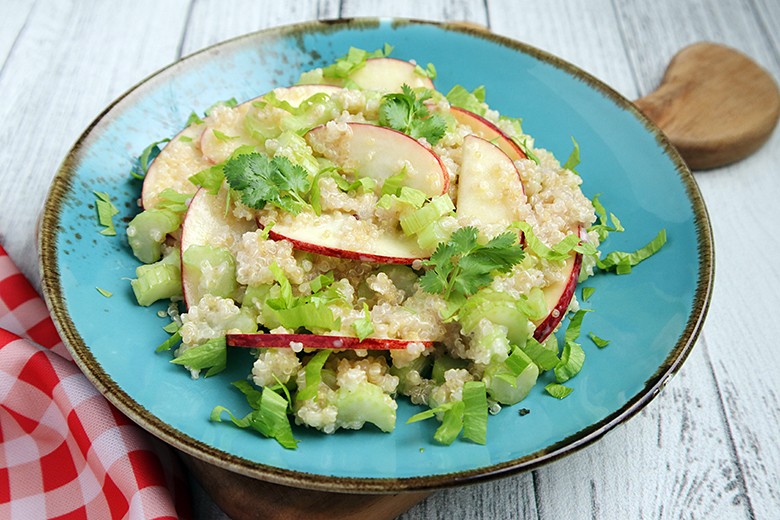 Quinoa Salat mit Sellerie und Apfel