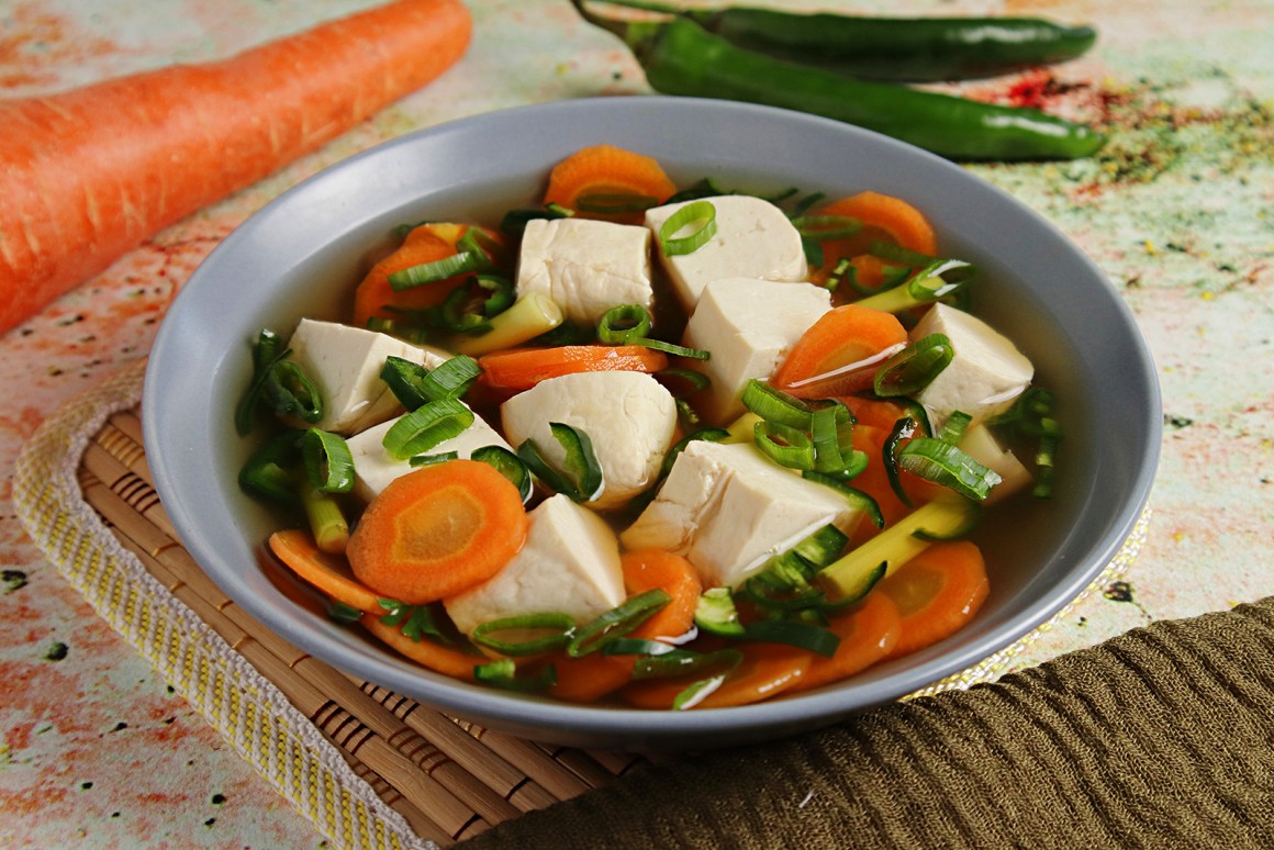 Scharfe Gemüse-Tofu-Suppe