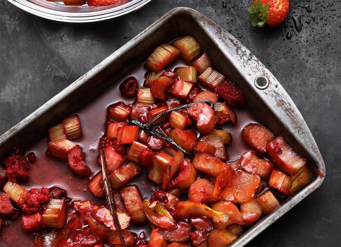 Rhabarberragout mit Erdbeeren und Himbeeren
