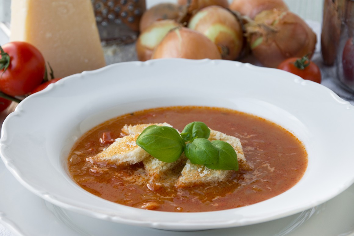 Zwiebelsuppe mit Tomaten