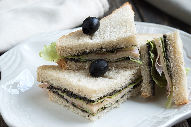 Club-Sandwiches mit Olivenpaste