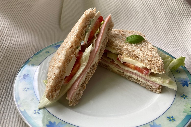 Club-Sandwiches mit Tomaten und Mozzarella