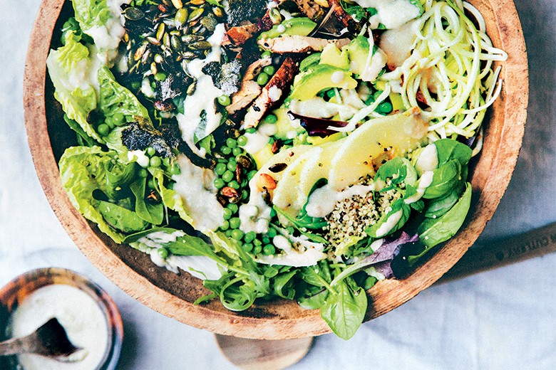 Salat mit Räuchertofu und Erbsen