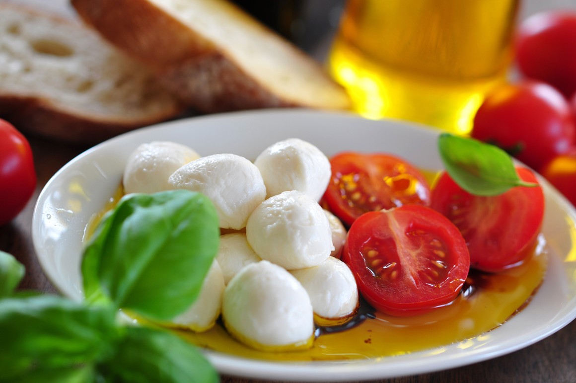 Mozzarella mit Tomaten und Basilikum