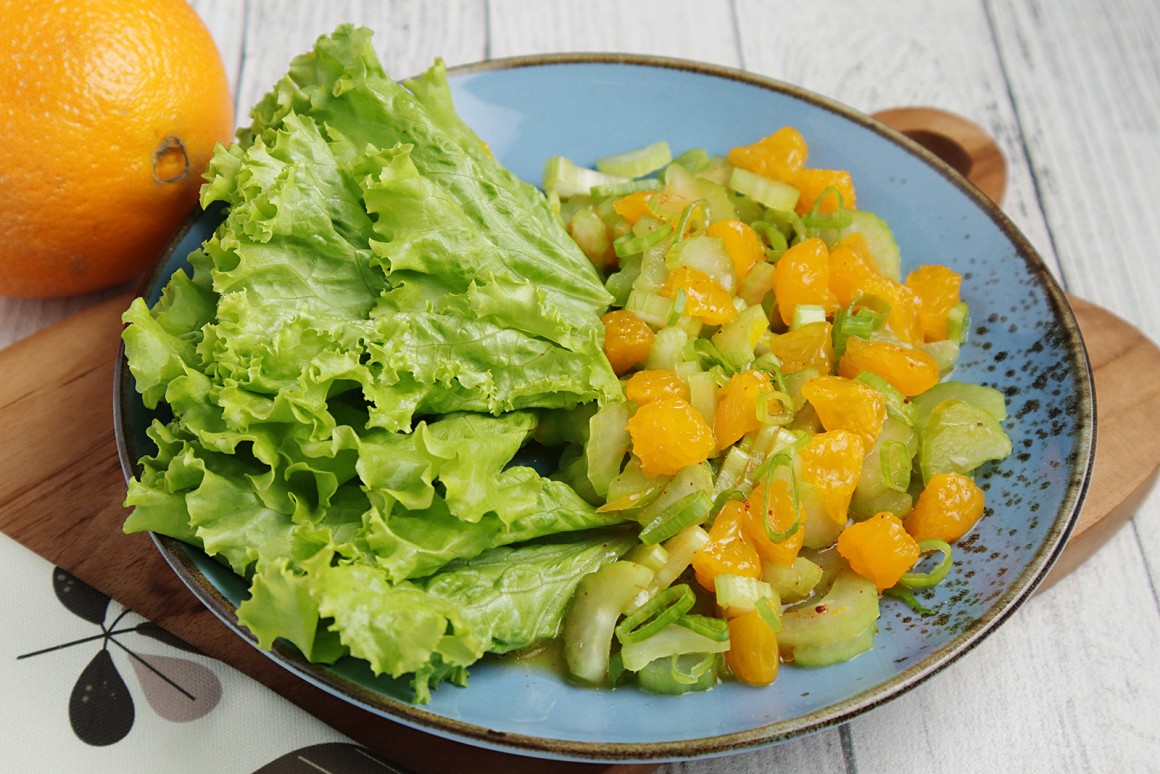 Stangensellerie-Salat mit Orangen