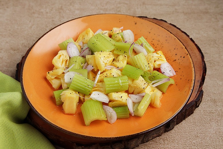 Stangensellerie-Salat mit Ananas