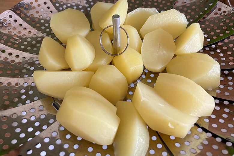 Kartoffeln aus dem Topf mit Dämpfkorb