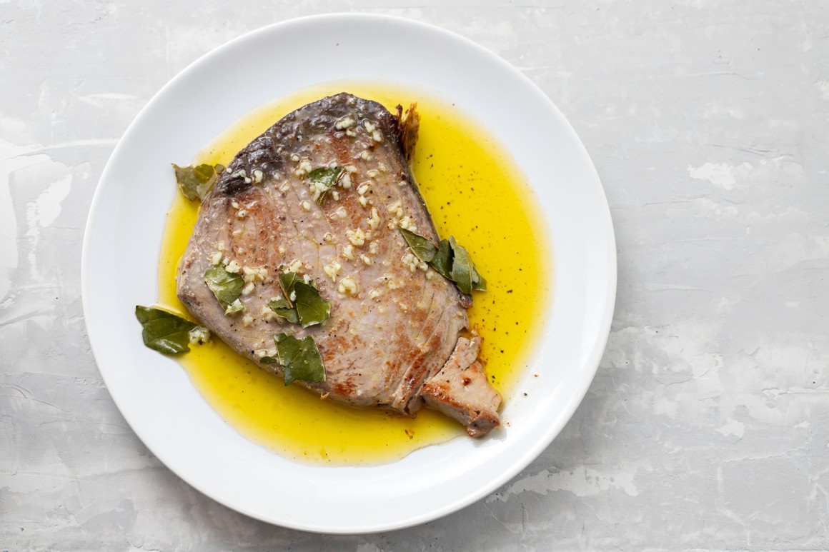 Gebratener Thunfisch mit Knoblauch-Olivenöl