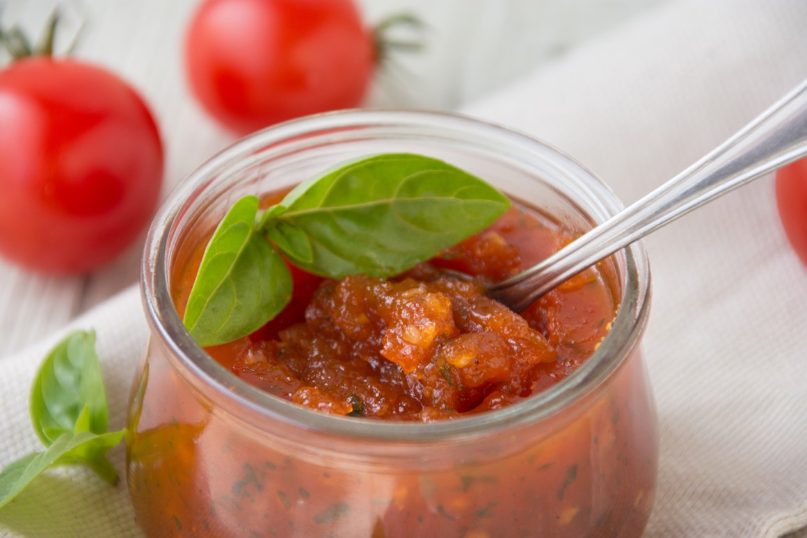 Tomatenmarmelade mit Basilikum