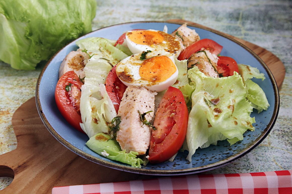 Salat mit Hähnchen und Ei