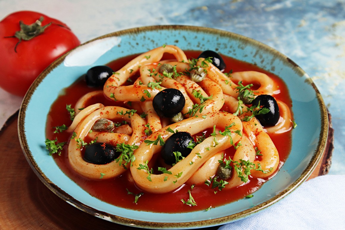 Tintenfische mit Tomaten und Oliven