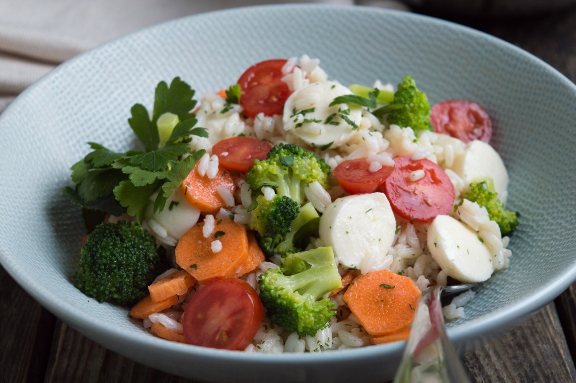 Reissalat mit Brokkoli und Tomaten