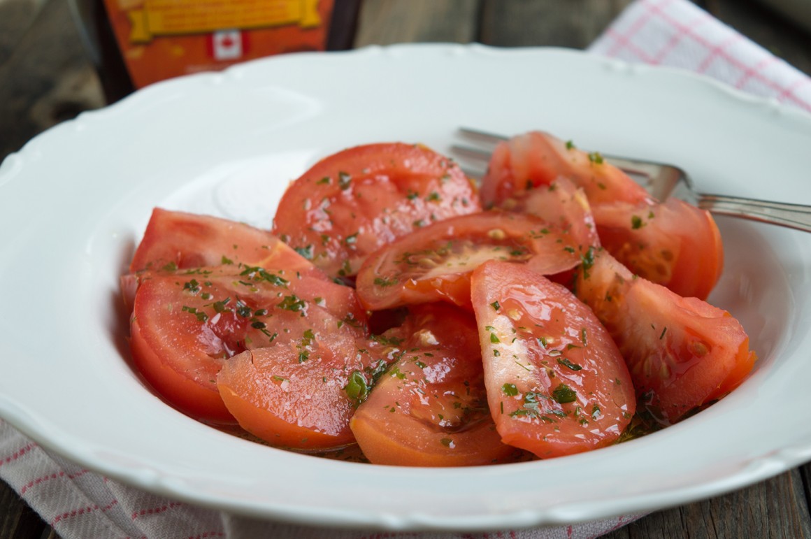 Tomatensalat mit Ahornsirup und Basilikum