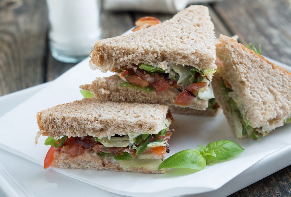 Club-Sandwich mit Bacon