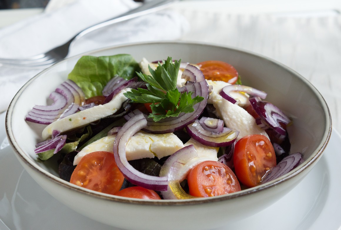 Gemischter Salat mit Mozzarella - Rezept | GuteKueche.de