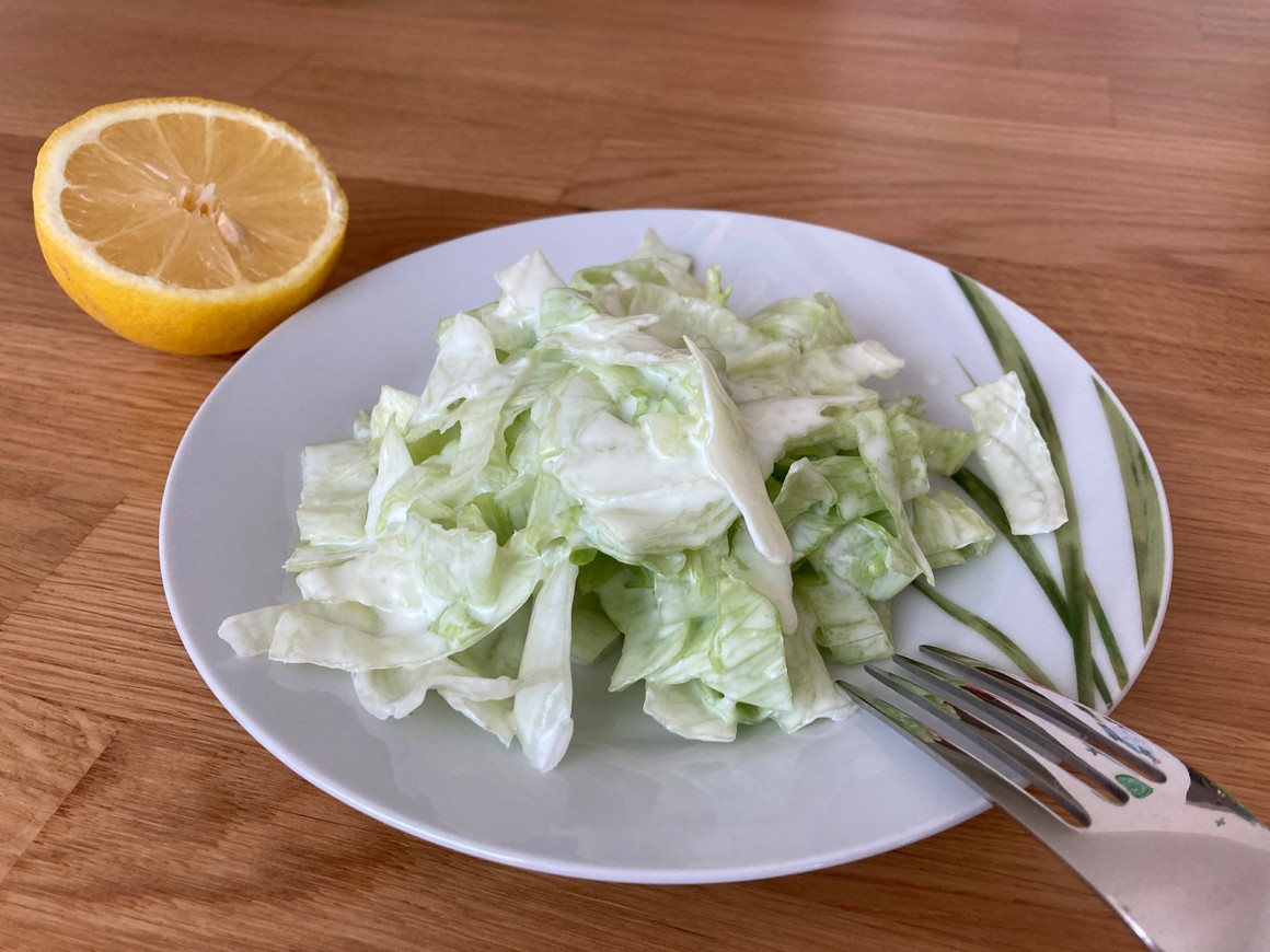 Eisbergsalat mit Joghurtdressing - Rezept | GuteKueche.de