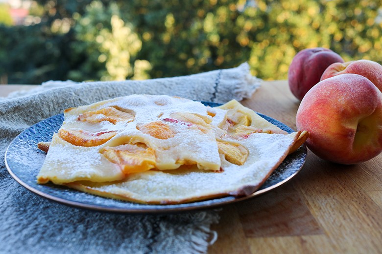 Ofenpfannkuchen mit Pfirsichen
