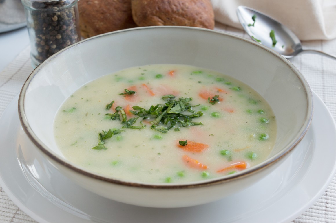 Suppe mit Erbsen und Möhren