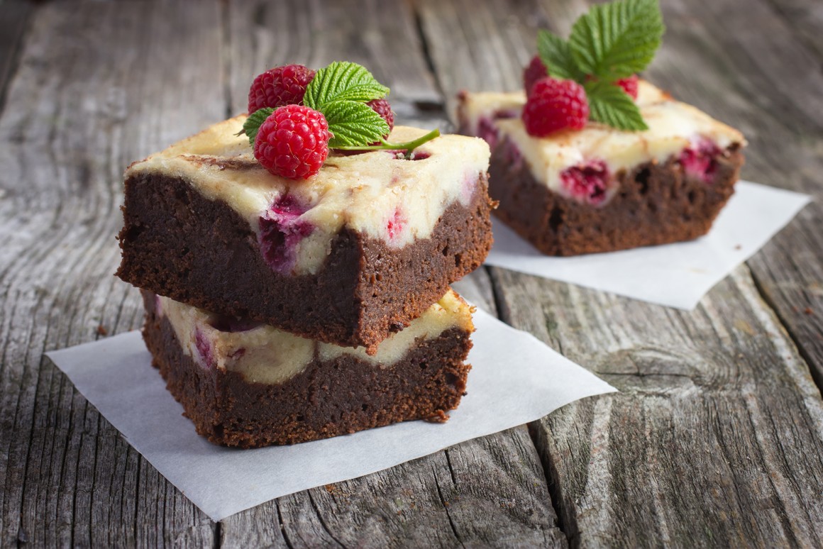 Cheesecake-Brownies mit Himbeeren