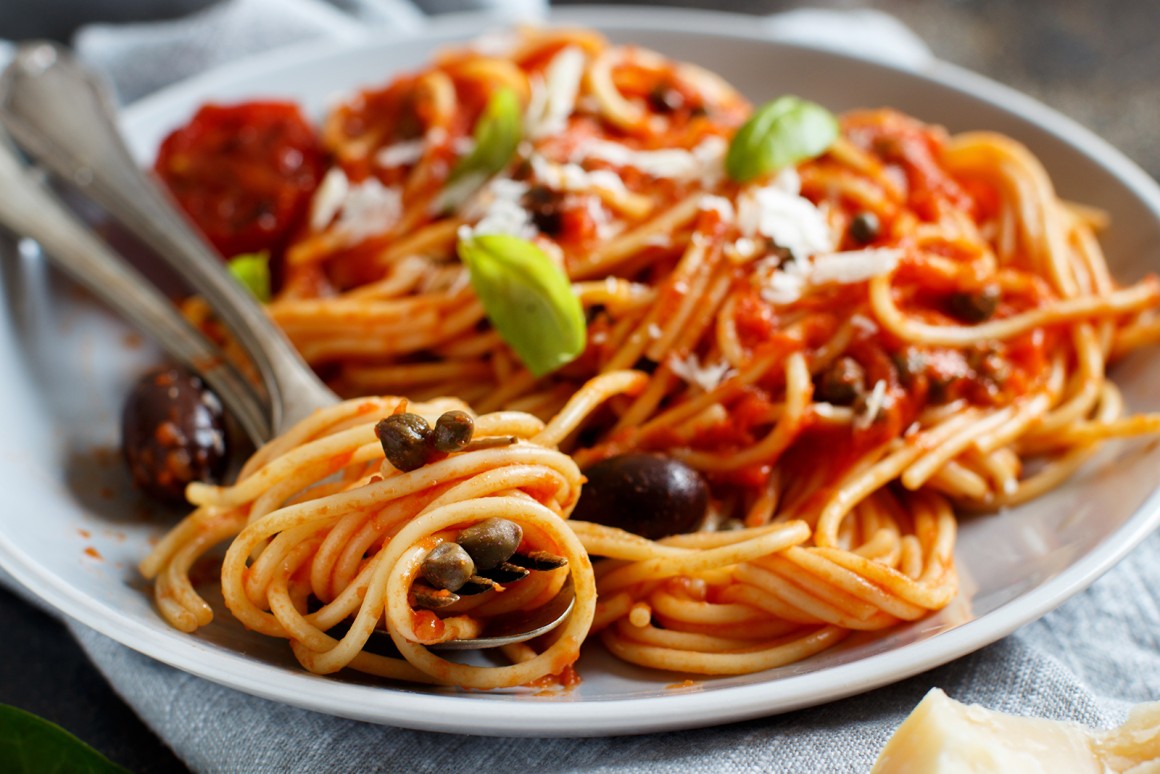 Spaghetti mit Tomaten-Olivensauce