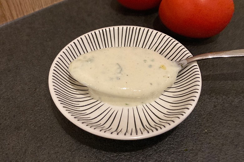 Veganes Joghurtdressing mit Senf und Kräutern