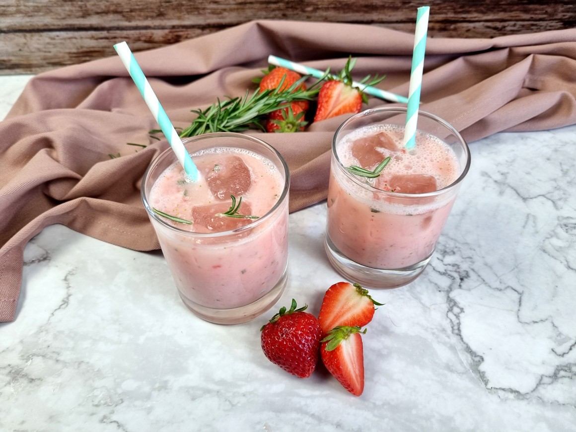Erdbeer-Rosmarin-Mocktails