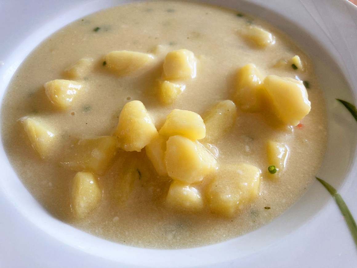 Suppe mit saurer Sahne und Kartoffeln