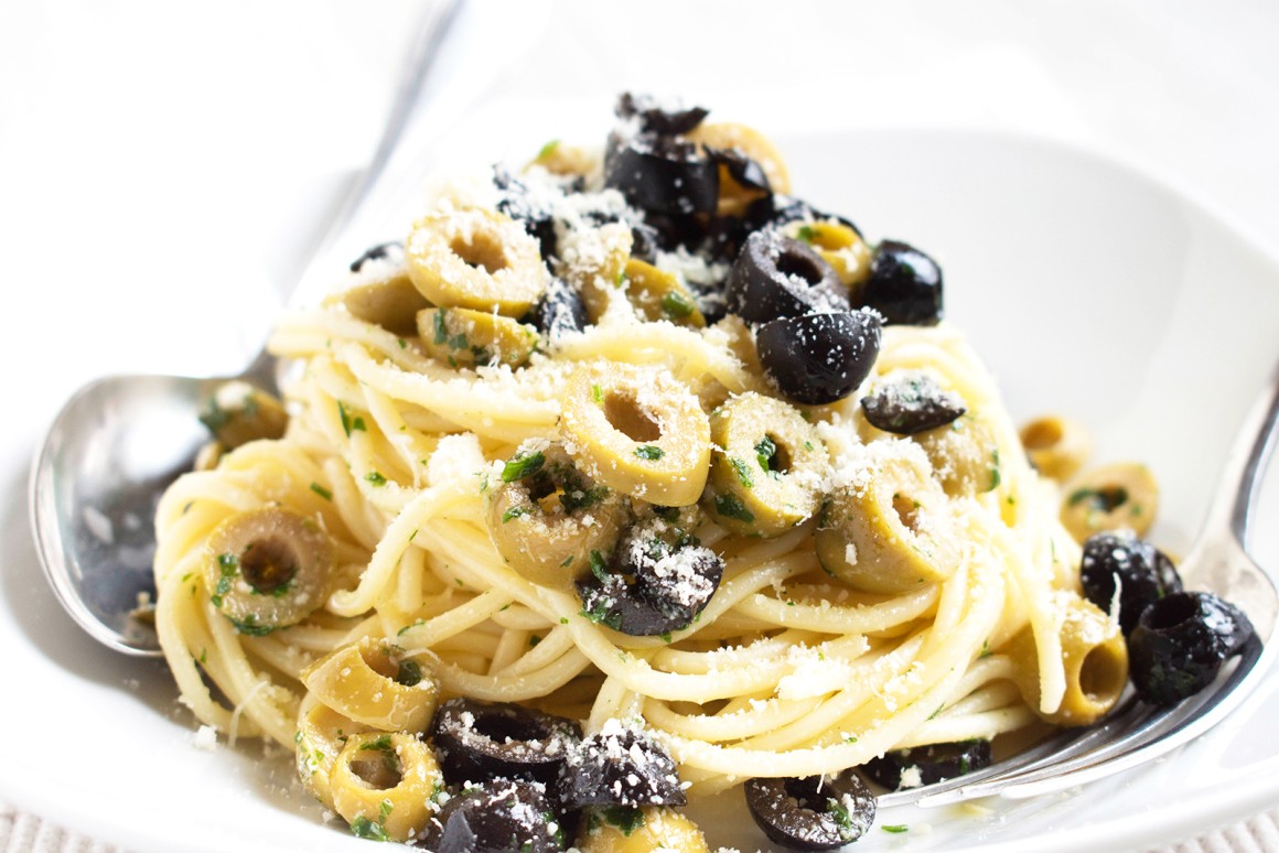 Spaghetti mit Oliven-Basilikum-Sauce