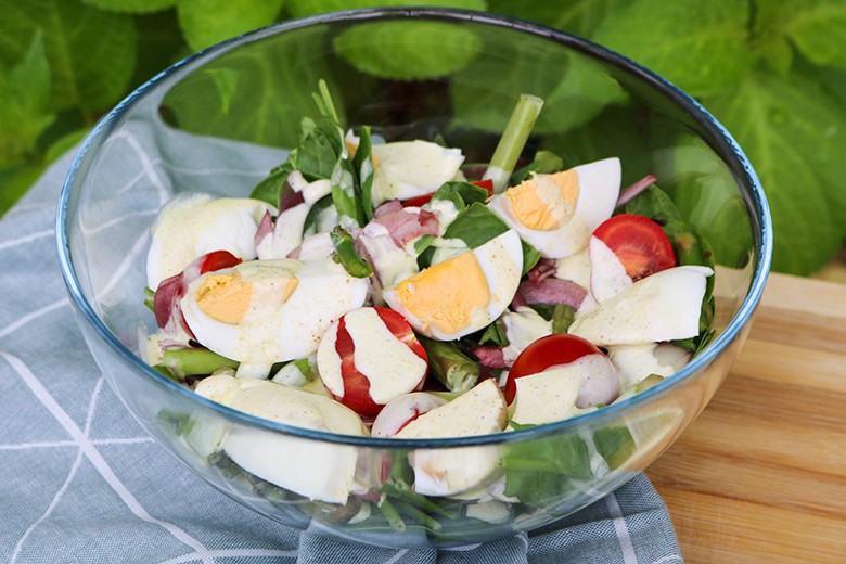 Salat aus Spinat, grünem Spargel und Eiern